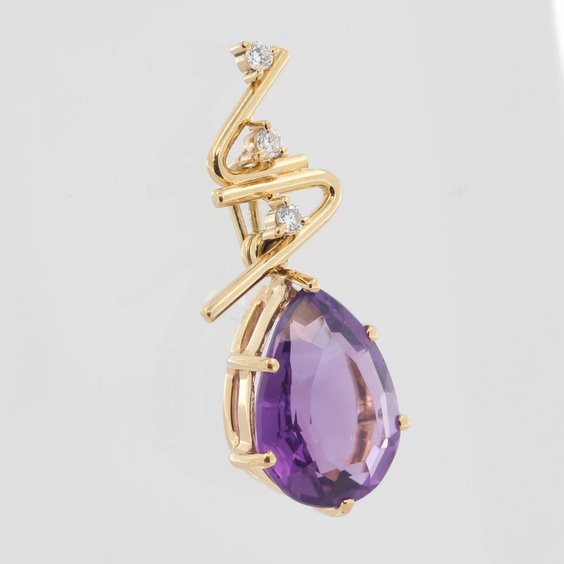 Anhänger, 18 kt Gelbgold, mit 1 Amethyst und kleinen Diamanten, punziert, ca. 3,5 g, L. 2,9 cm - Bild 2 aus 2