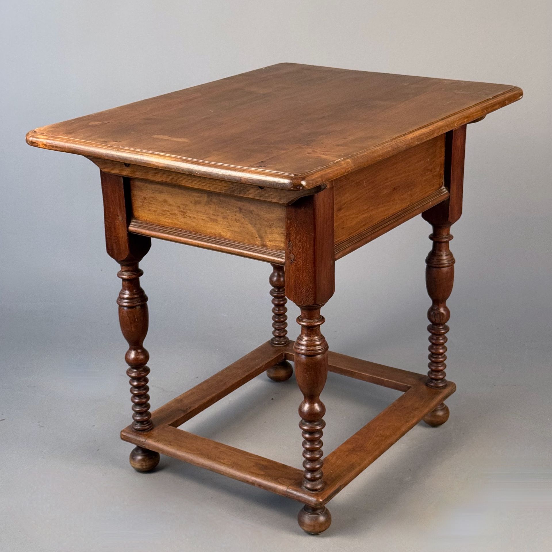 Beistelltisch, 19. Jh., Massivholz, gedrechselte Beine mit Stegen, H. 73,5 cm, B. 82 cm, T. 60,5
