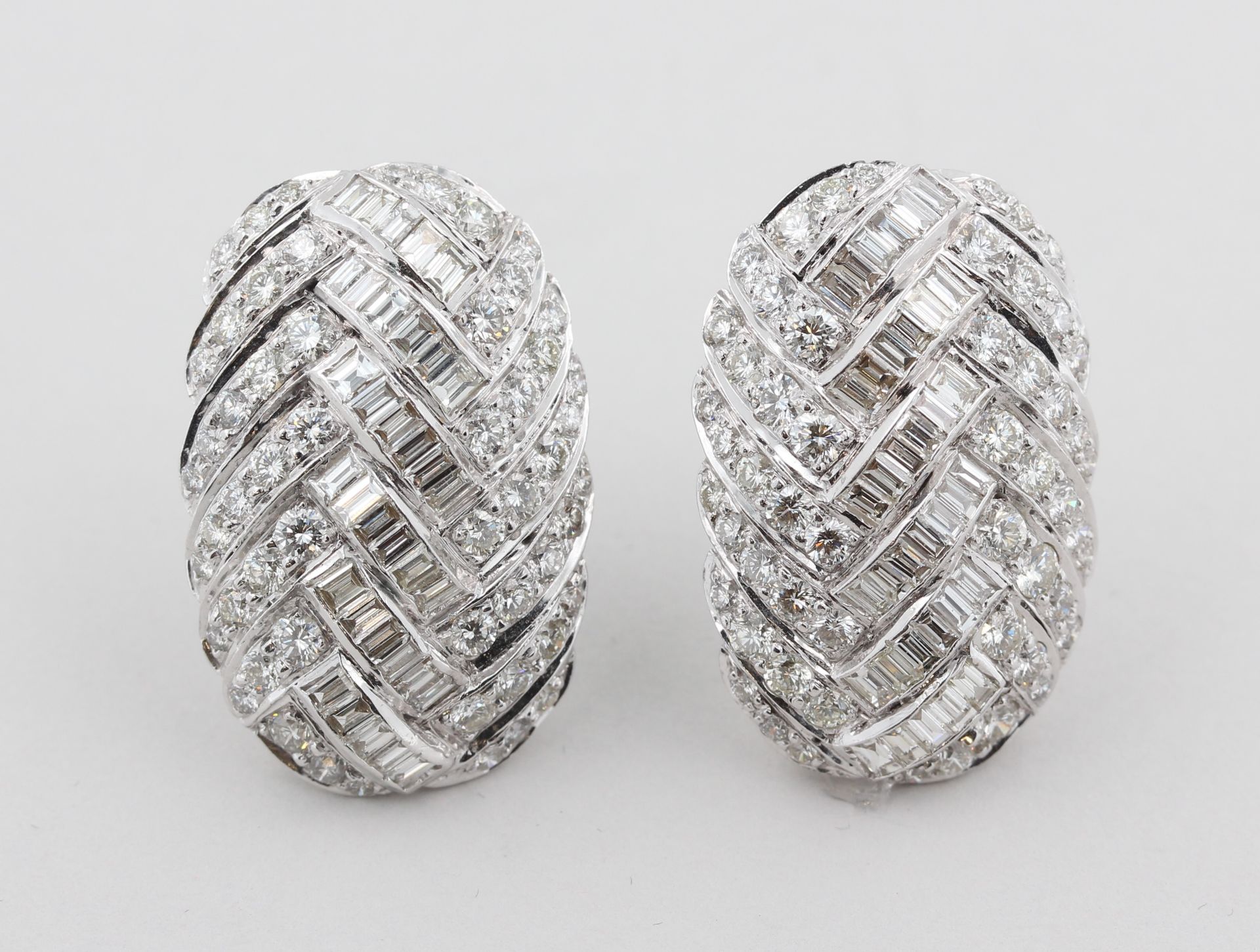 Paar Ohrclips, 18 kt Weißgold, besetzt mit 109 Brillanten, zusammen ca. 3,25 ct, weiß, si, und 70 - Bild 2 aus 5