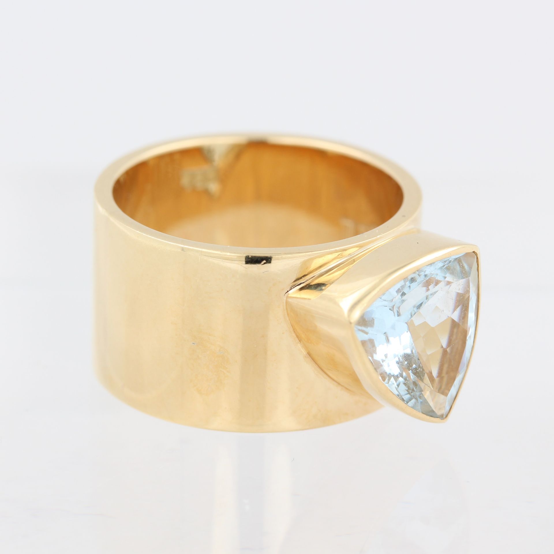 Damenring mit Aquamarin, 18 kt Gelbgold, mit 1 Aquamarin im Trillionschliff, ca. 3,07 ct, - Bild 4 aus 6