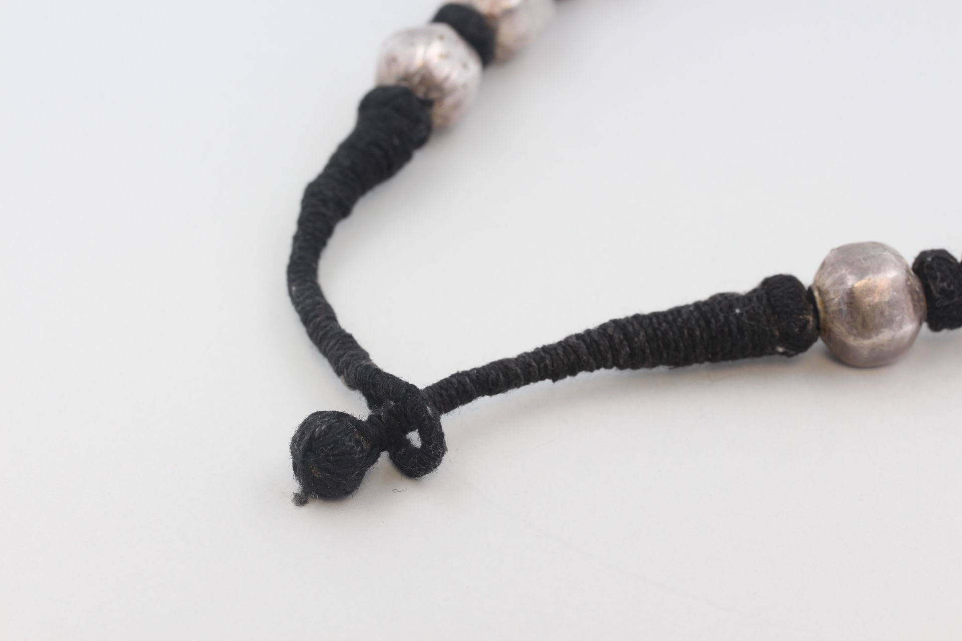 Collier, Silberkugeln, D. 1,6 cm - 3,2 cm, ca. 172 g, L. 59,5 cm, auf schwarzem Stoffband - Bild 3 aus 3