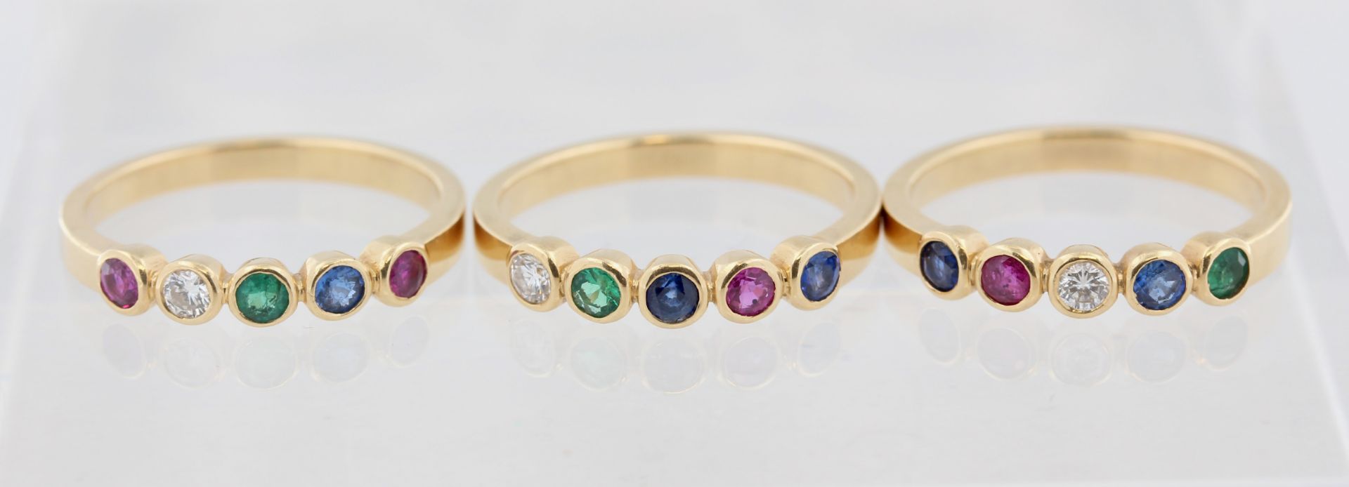 Set Damenringe, 18 kt Gelbgold, mit Brillanten, Saphiren, Smaragden und Rubinen, punziert, ca. 10, - Bild 2 aus 3
