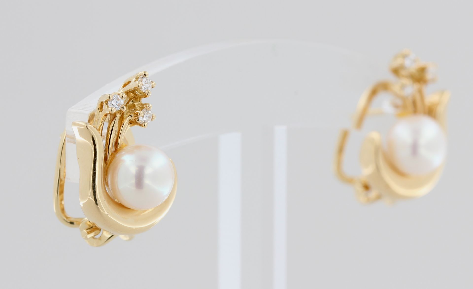 Paar Ohrstecker, 18 kt Gelbgold, mit je 1 weißen Perlen und kleinen Brillanten, punziert, ca. 7,8 g, - Bild 3 aus 4