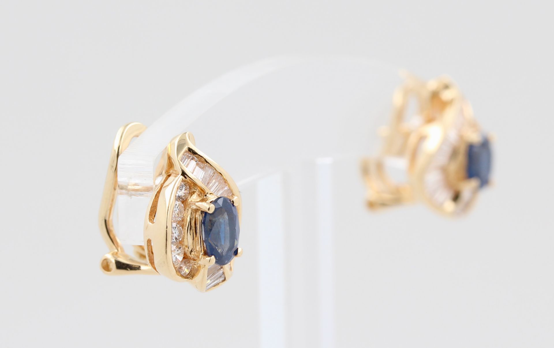 Paar Ohrstecker, 18 kt Gelbgold, mit Saphiren, Brillanten und Diamanten im Baguette Schliff, - Bild 3 aus 4
