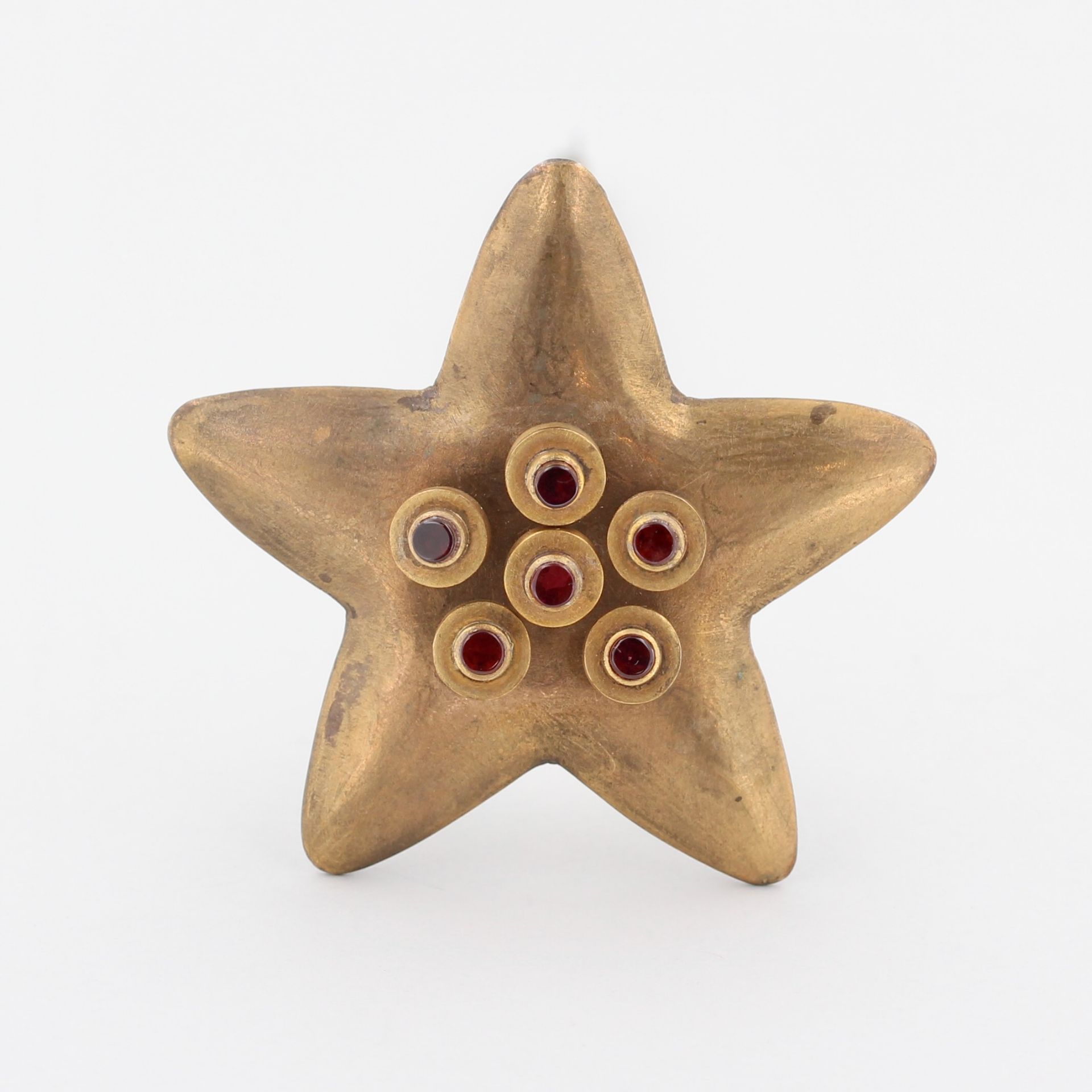 Anstecknadel, Marie-Eugenie Hinrichs, Bronze, Design Marie-Eugenie Hinrichs, wohl 1989, mit 6 roten, - Bild 6 aus 6