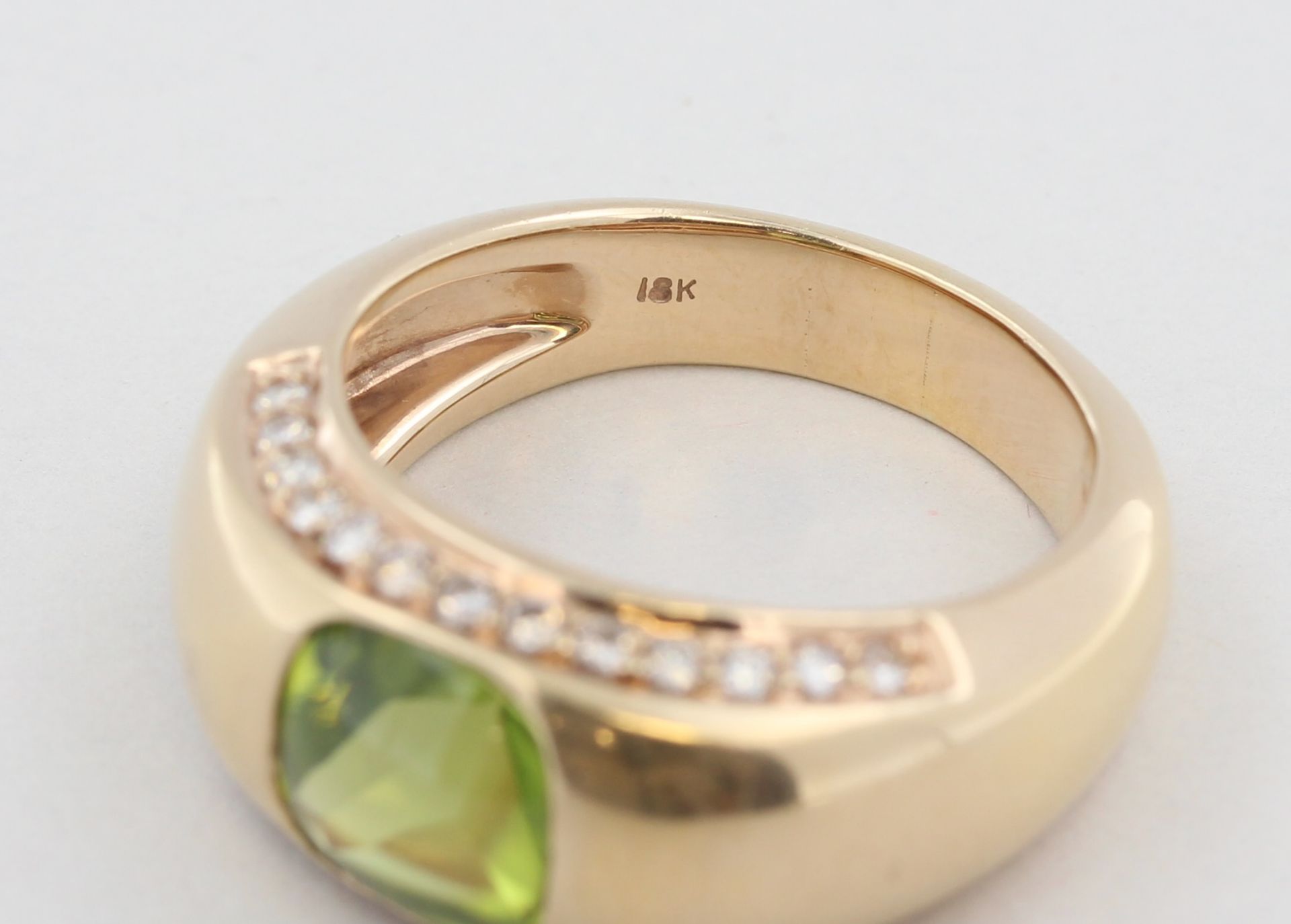 Damenring, 18 kt Gelbgold, mit kleinen Brillanten, zusammen ca. 0,44 ct, tw, vsi, und 1 Peridot ( - Bild 4 aus 5