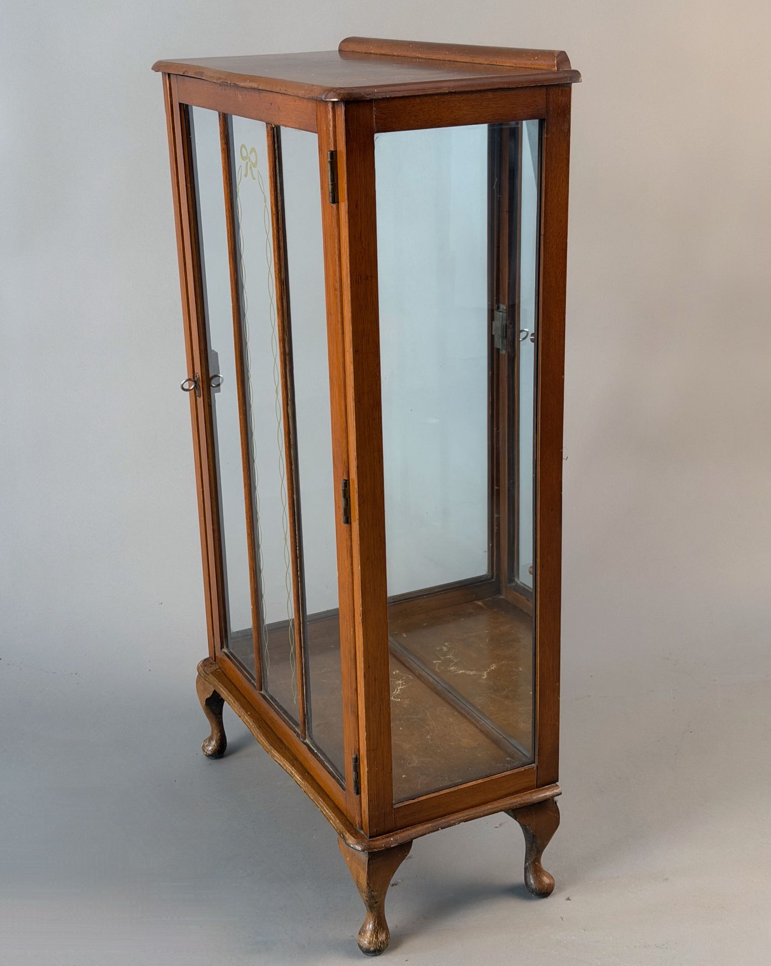 kleine Vitrine, um 1930, verspiegelte Rückwand, zu drei Seiten verglast, H. 106 cm, B. 60 cm, T. ca. - Bild 2 aus 3