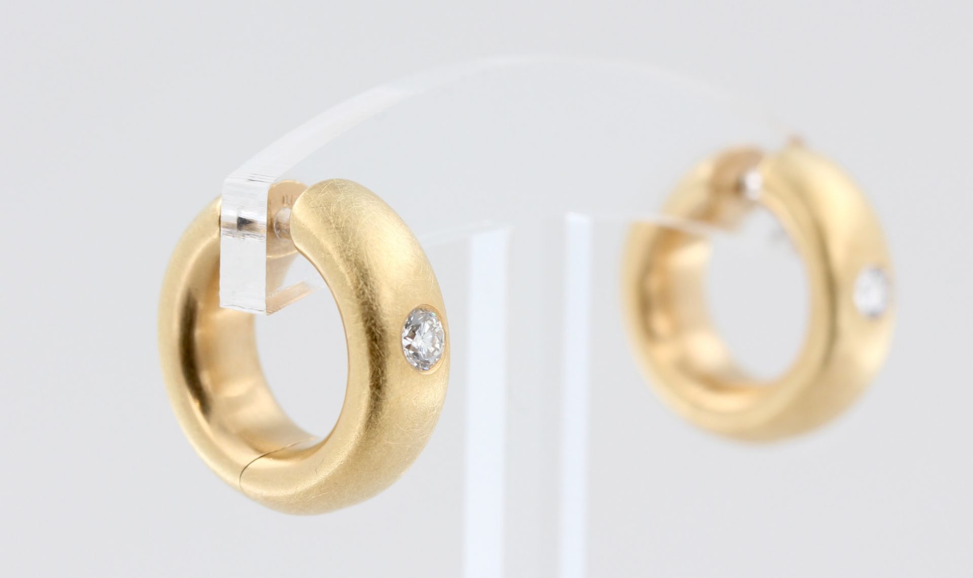 Paar Creolen Scheurle Quinn, 18 kt Gelbgold, mit je 1 Brillant, je ca. 0,17 ct, mattierte - Bild 2 aus 4