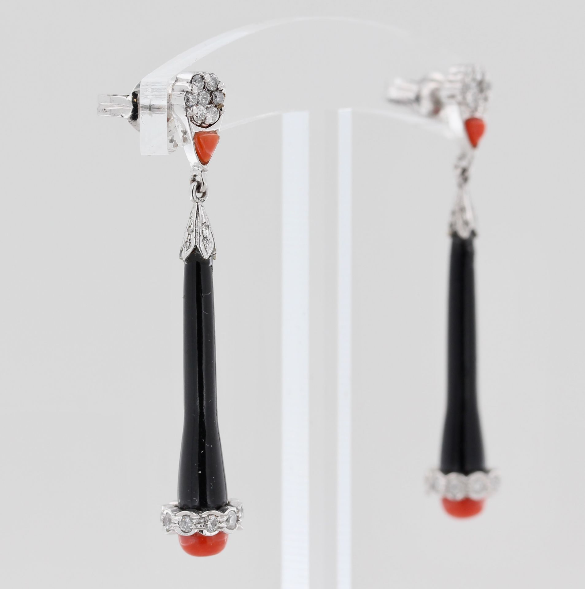 Paar Ohrhänger, 14 kt Weißgold, mit Diamantbesatz, Onyx und Koralle, Art Déco Form, ca. 7,2 g, L. - Bild 2 aus 3