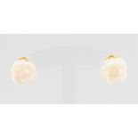 Paar Ohrstecker, 925 Silber, vergoldet, 50er Jahre, ungetragen, mit hellen Korallen in Form von