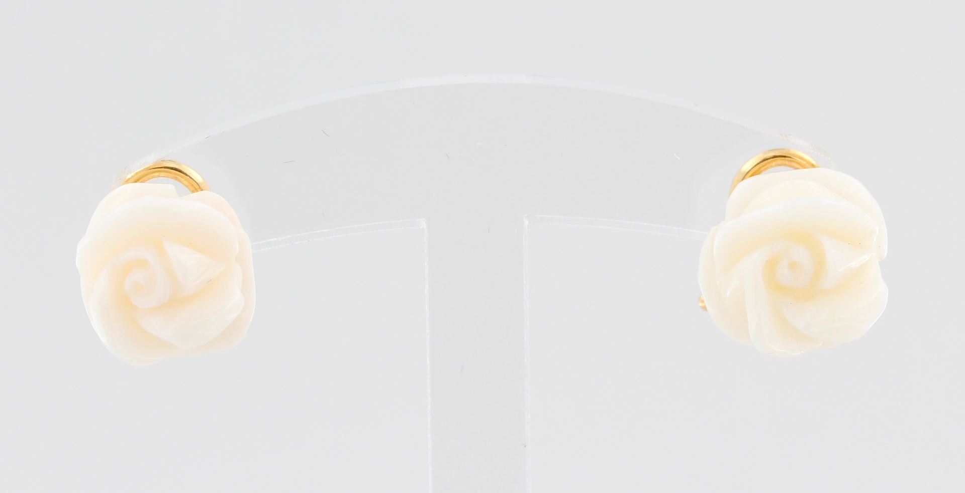 Paar Ohrstecker, 925 Silber, vergoldet, 50er Jahre, ungetragen, mit hellen Korallen in Form von