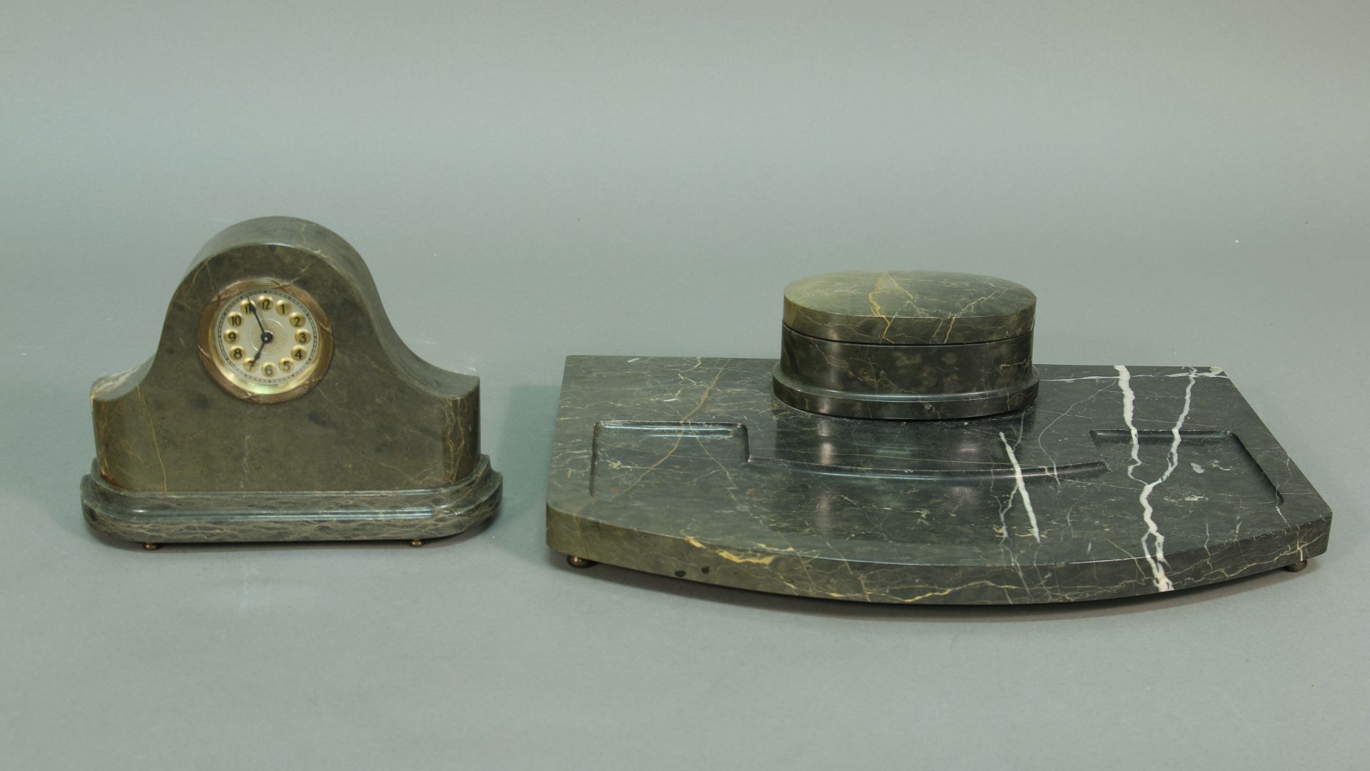 Schreibtischgarnitur mit Tischuhr, um 1900, mit Marmoruhr, mit Weckvorrichtung, Garnitur. L. 36,5