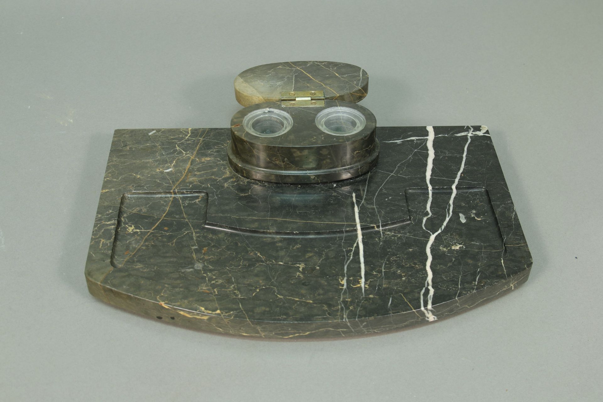 Schreibtischgarnitur mit Tischuhr, um 1900, mit Marmoruhr, mit Weckvorrichtung, Garnitur. L. 36,5 - Bild 3 aus 3