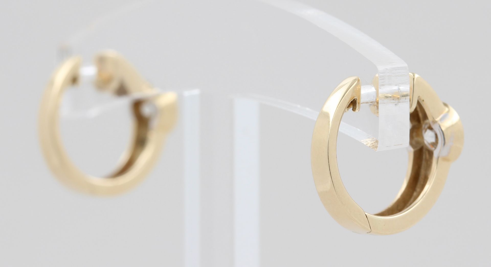 Paar Creolen, 14 kt Gelbgold und Weißgold, mit 2 Brillanten, zusammen ca. 0,50 ct, weiß, si, - Bild 3 aus 5
