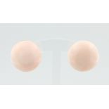 Paar Ohrclips Koralle, 18 kt Gelbgold, mit großen Engelshaut Korallen Cabochons, D. 2,3 cm,