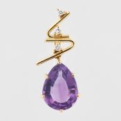 Anhänger, 18 kt Gelbgold, mit 1 Amethyst und kleinen Diamanten, punziert, ca. 3,5 g, L. 2,9 cm