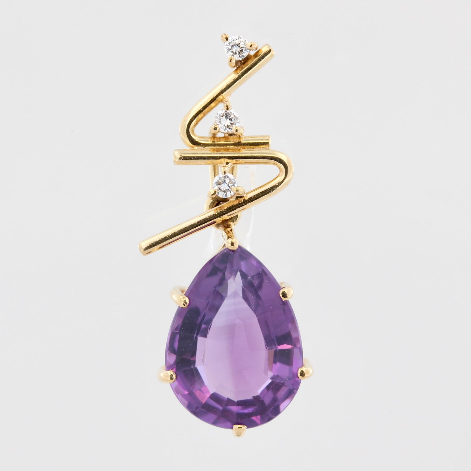 Anhänger, 18 kt Gelbgold, mit 1 Amethyst und kleinen Diamanten, punziert, ca. 3,5 g, L. 2,9 cm