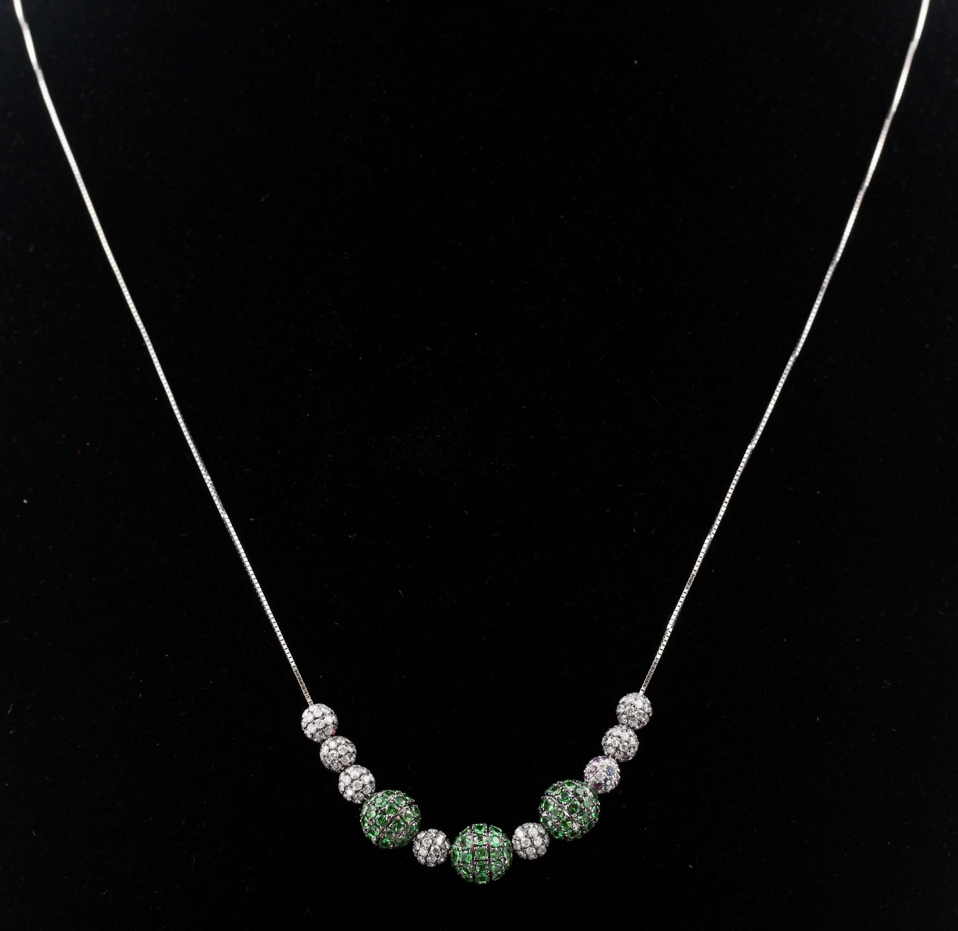 Collier, 18 kt Weißgold, 11 bewegliche Kugeln, Diamant- und Tsavoritbesatz, zusammen ca. 0,80 ct, an - Bild 2 aus 4
