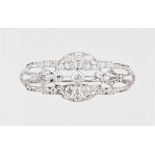 Brosche Art Déco, Platinfassung, zusammen ca. 4,2 ct, Altschliffdiamanten und Rosen, durchbrochen