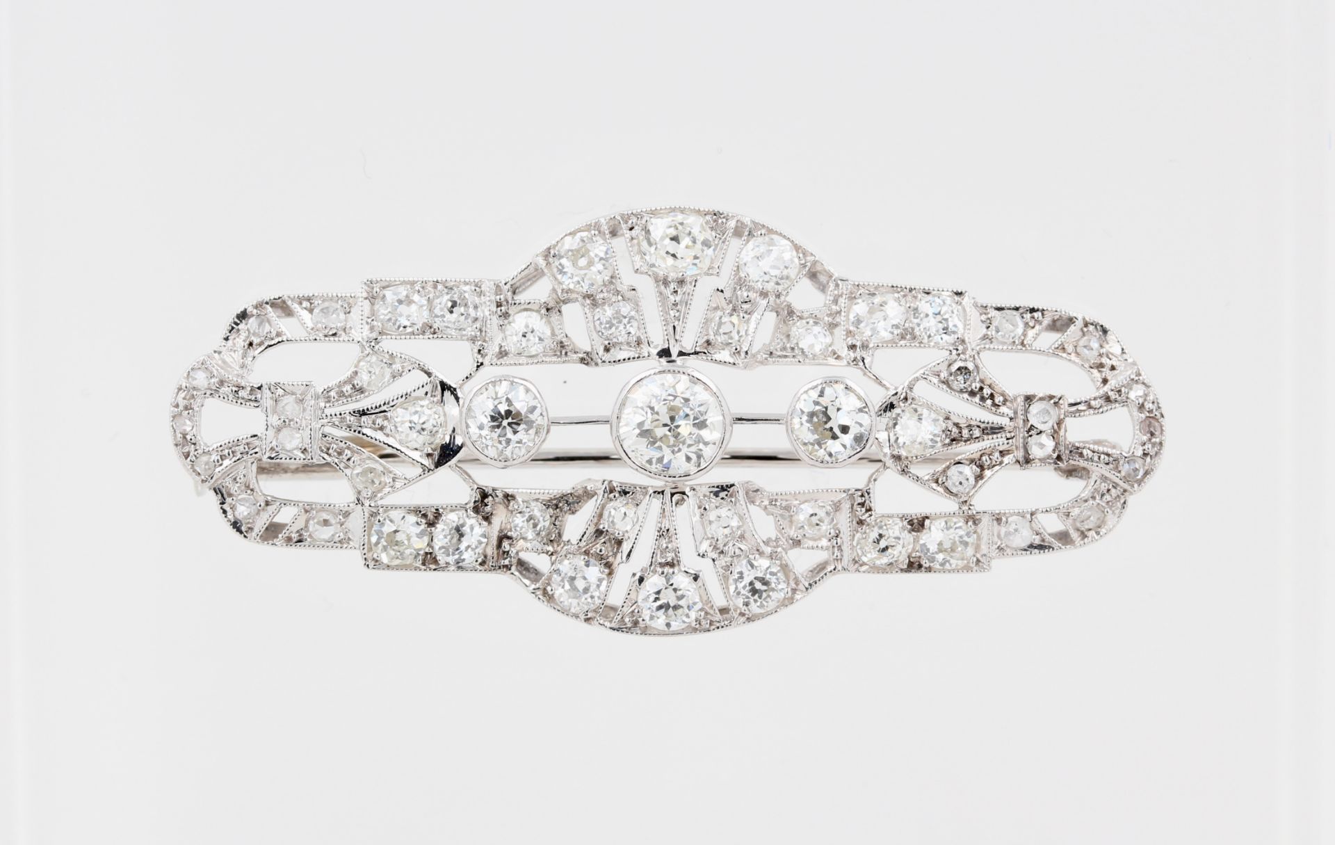 Brosche Art Déco, Platinfassung, zusammen ca. 4,2 ct, Altschliffdiamanten und Rosen, durchbrochen