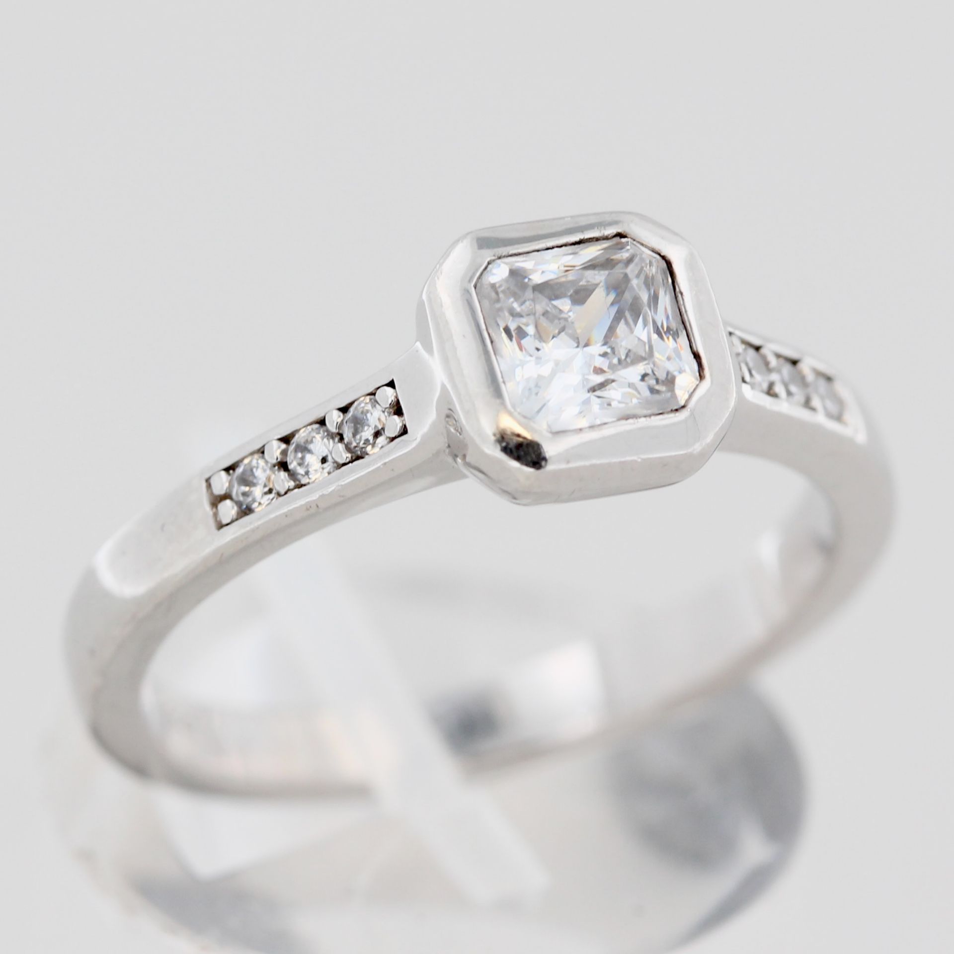 Zwei Silber Ringe, 925 Silber, mit weißen, wohl Zirkonia, zusammen ca. 7,3 g, RM 55 + 56 - Bild 3 aus 3