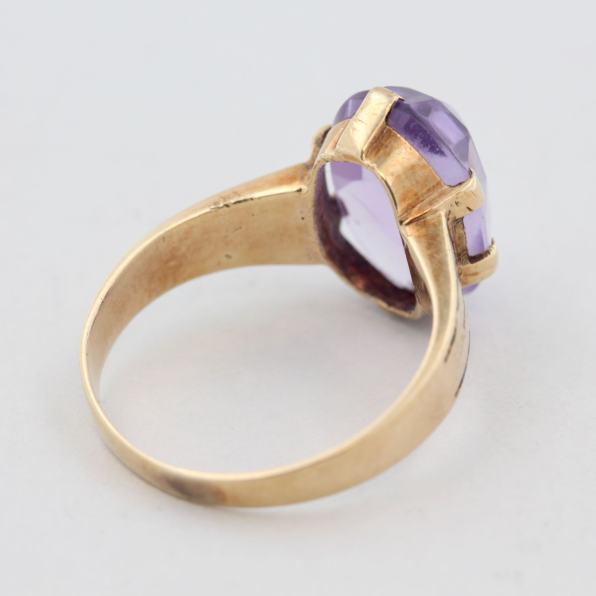 Damenring, 14 kt Gelbgold, mit 1 Amethyst und schwarzem, wohl Emaille, ca. 4,3 g, RM 55 - Bild 3 aus 3