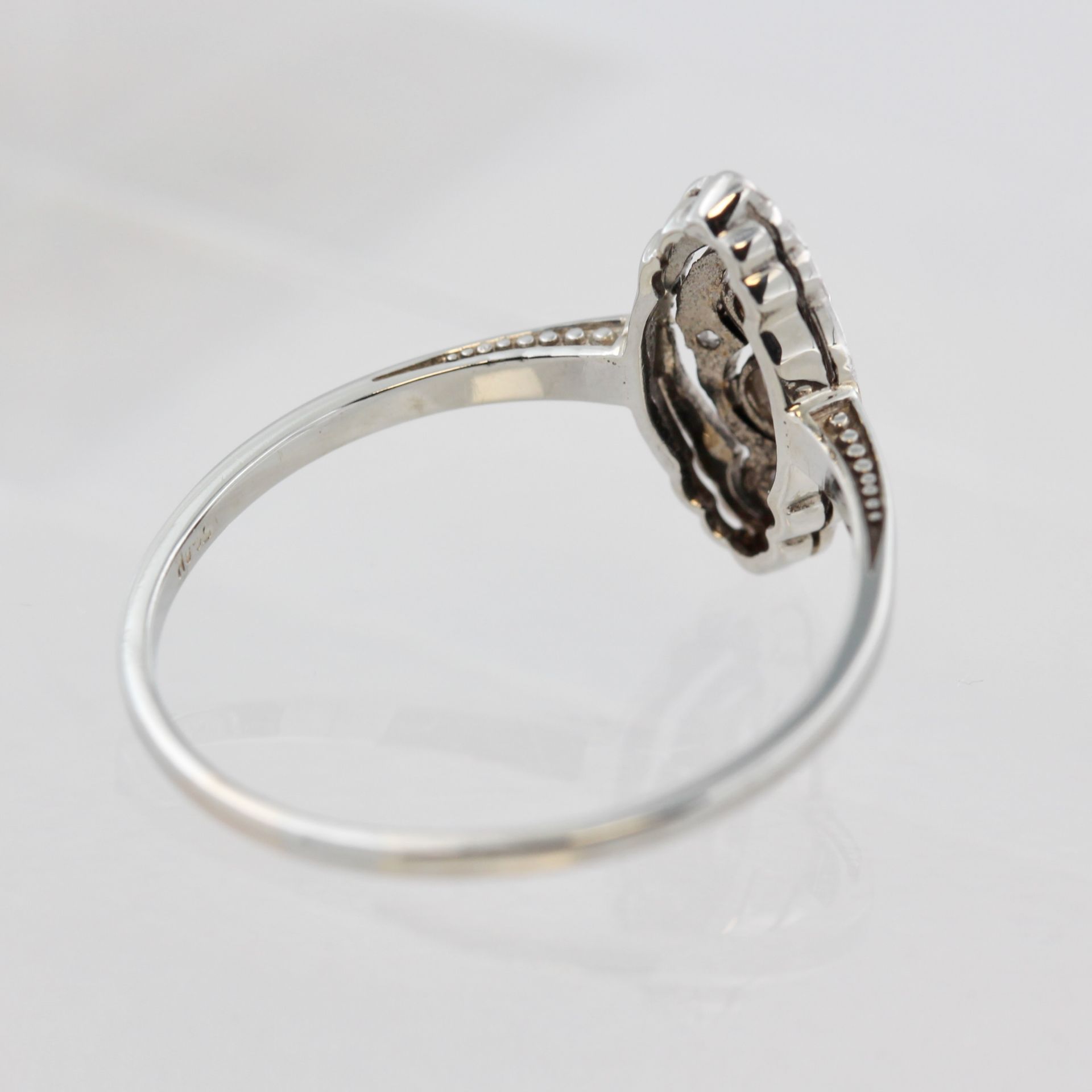 Damenring Art Déco, 18 kt Weißgold, mit Diamanten, punziert ca. 1,9 g, RM 58 - Bild 3 aus 3