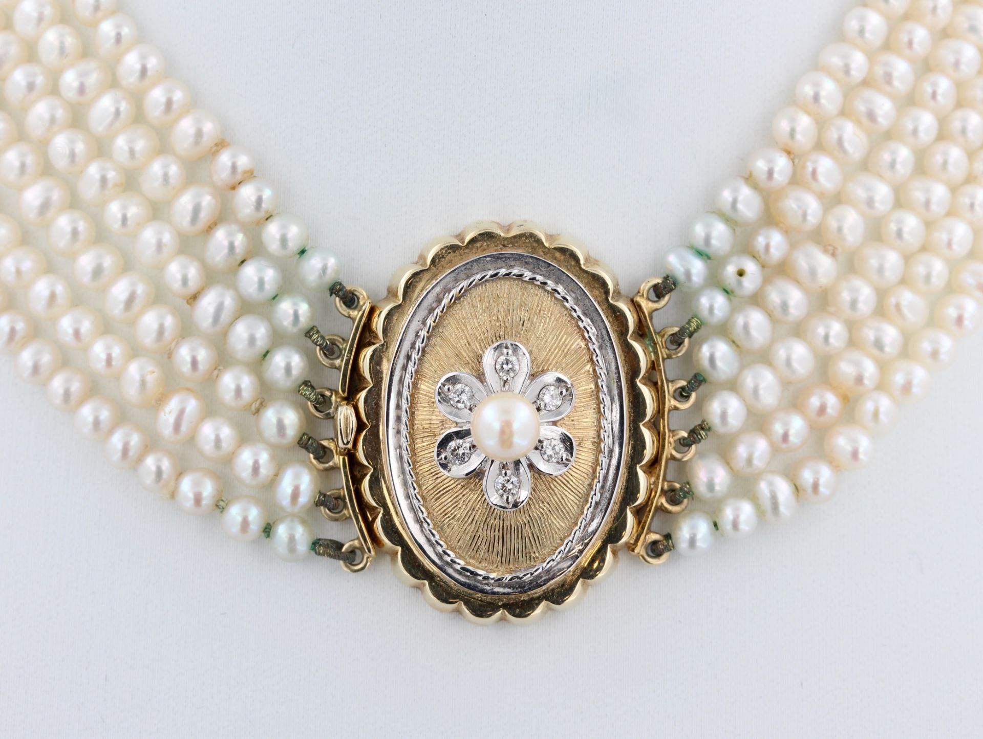 Perlencollier, 14 kt Gelbgold Schließe (ca. 13,0 g), teils Weißgold, mit kleinen Diamanten und 1 - Bild 3 aus 5