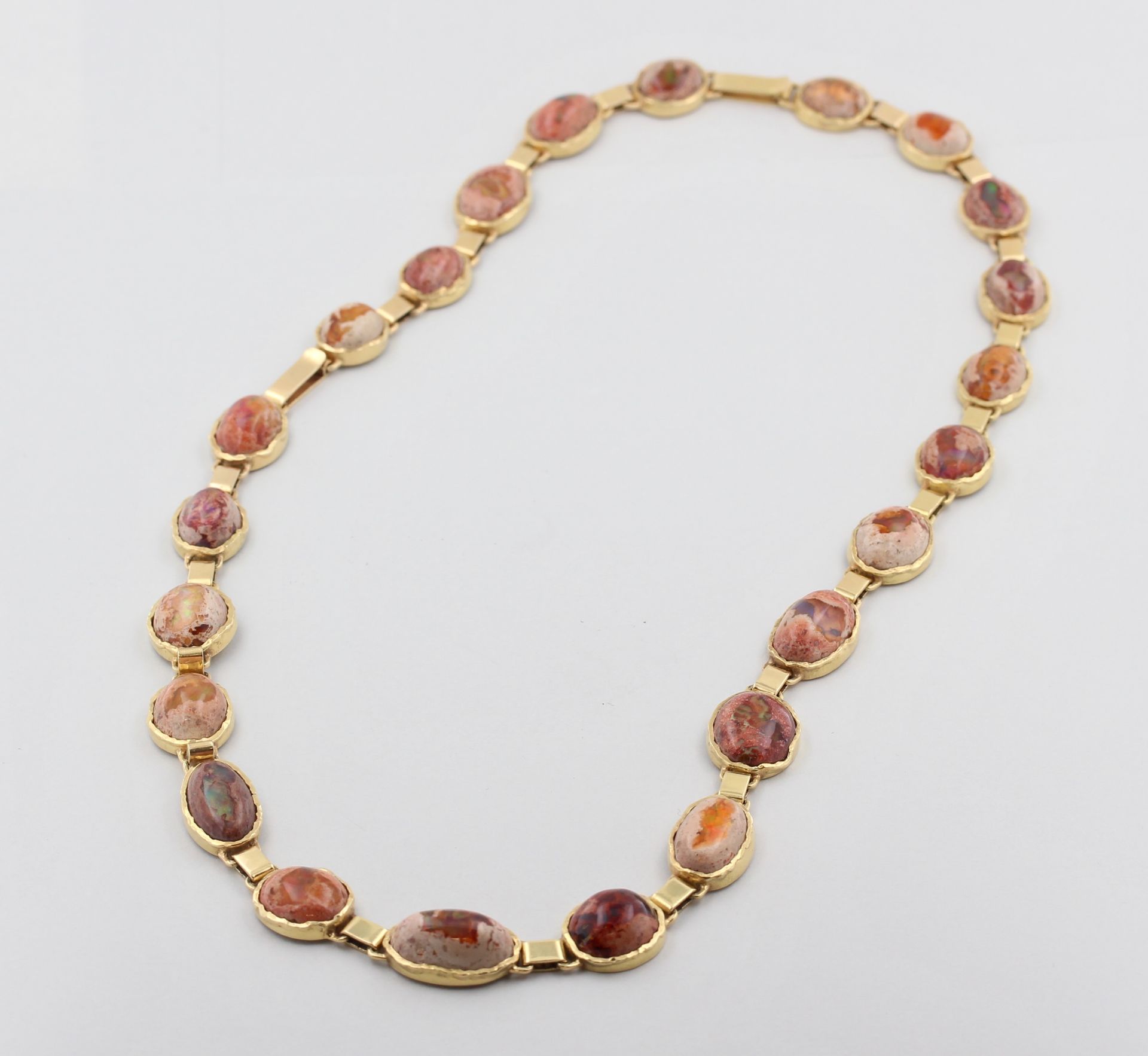 Collier mit Feueropal, 18 kt Gelbgold, mit Feueropal Cabochons in Matrix, B. 1,1 cm - 1,7 cm, - Bild 2 aus 4