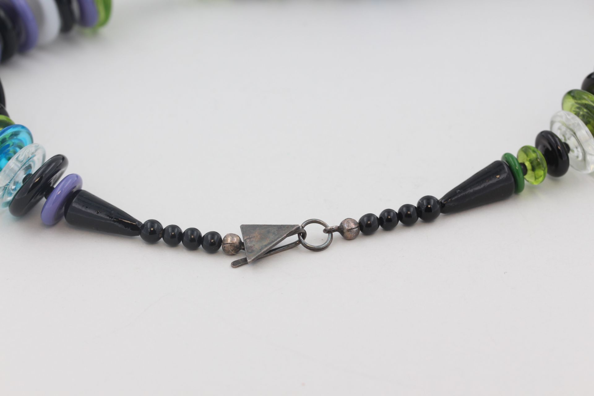 Collier , Silber Schließe, mit bunten Glasscheiben und Glaskegeln, L. 46,5 cm - Bild 3 aus 3