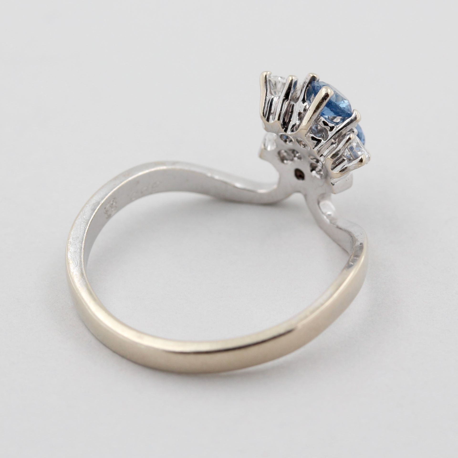 Damenring, 14 kt Weißgold, mit kleinen Diamanten und Saphiren, punziert, ca. 3,2 g, RM 56 - Bild 3 aus 3