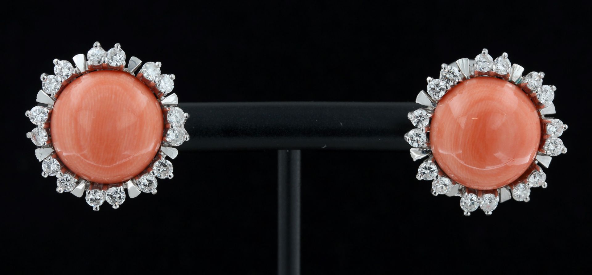 Paar Ohrclips, 14 kt Weißgold, mit Diamanten und Koralle, punziert, ca. 8,6 g, D. 1,9 cm