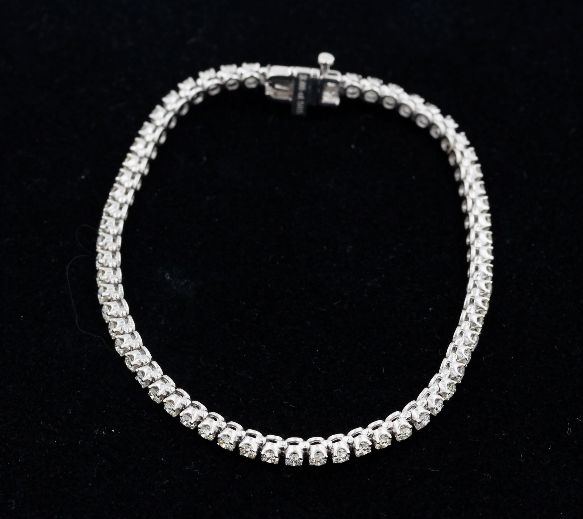 Tennisarmband, 14 kt Weißgold, 63 Brillanten, zusammen ca. 2,65 ct, weiß, ca. 7,7 g, L. 17,5 cm - Bild 2 aus 3