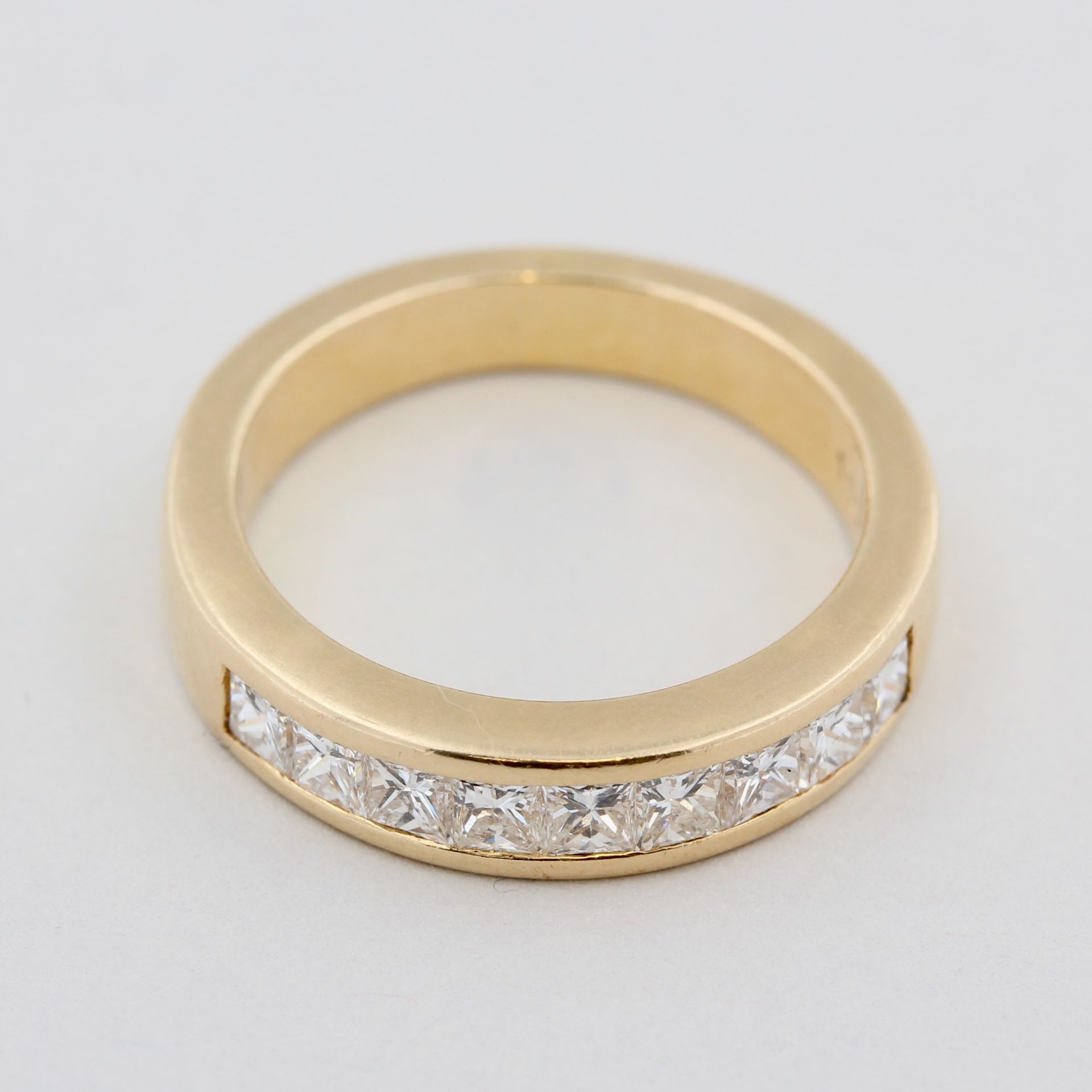Damenring, 18 kt Gelbgold, besetzt mit 9 Diamantcarrés, zusammen ca. 1,0 ct, feines Weiß, vsi, ca. - Bild 2 aus 3