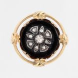 Brosche um 1900, 14 kt Gelbgold, mittig Onyxplatte, Blume mit Diamantrosen in Silber gefasst,