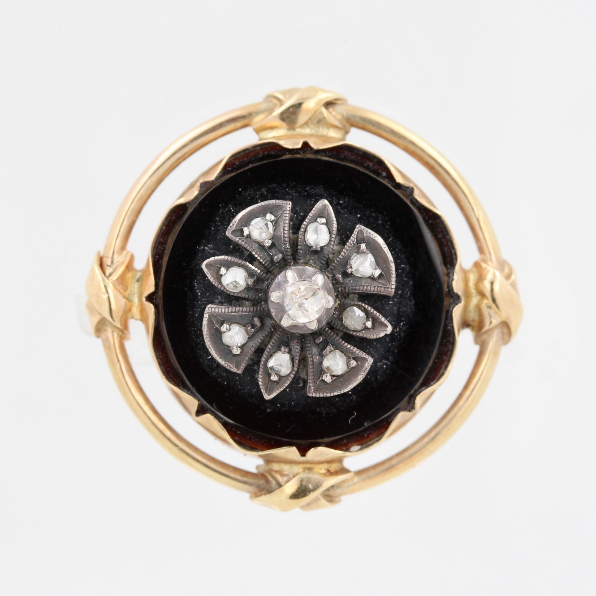 Brosche um 1900, 14 kt Gelbgold, mittig Onyxplatte, Blume mit Diamantrosen in Silber gefasst,