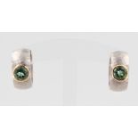 Paar Creolen, 18 kt Weißgold und Gelbgold, mit 2 grünen Turmalinen, Hammerschlagdekor,