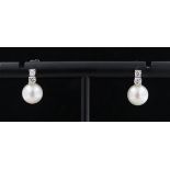 Paar Ohrstecker, 18 kt Weißgold, mit je 1 weißen Perlen und kleinen Brillanten, punziert, ca. 2,7 g,