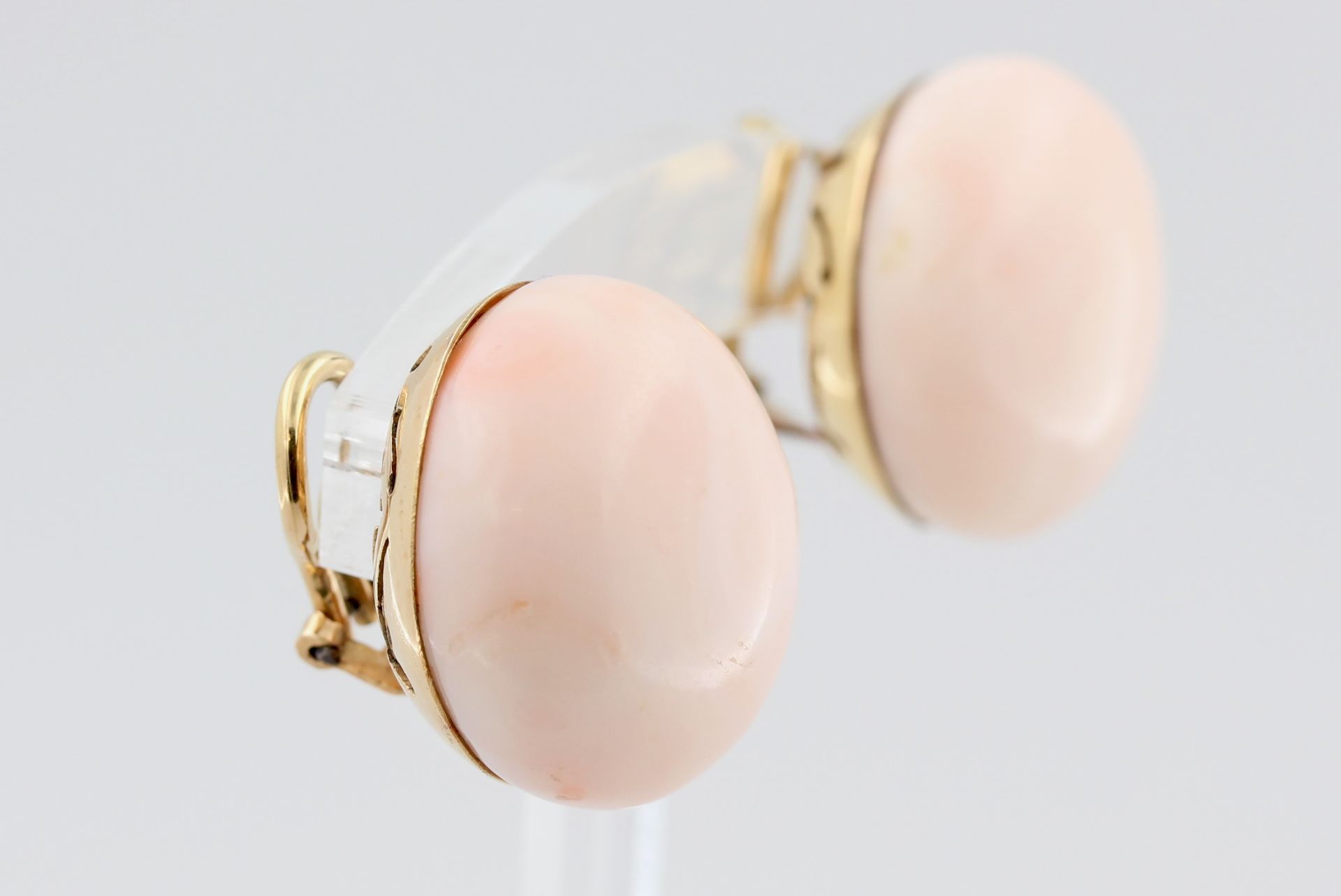 Paar Ohrclips Koralle, 18 kt Gelbgold, mit großen Engelshaut Korallen Cabochons, D. 2,3 cm, - Bild 2 aus 6
