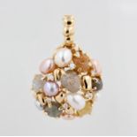 Anhänger, 18 kt Gelbgold, mit Perlen und Brillanten und Rohdiamanten, mit Clipfunktion, punziert,