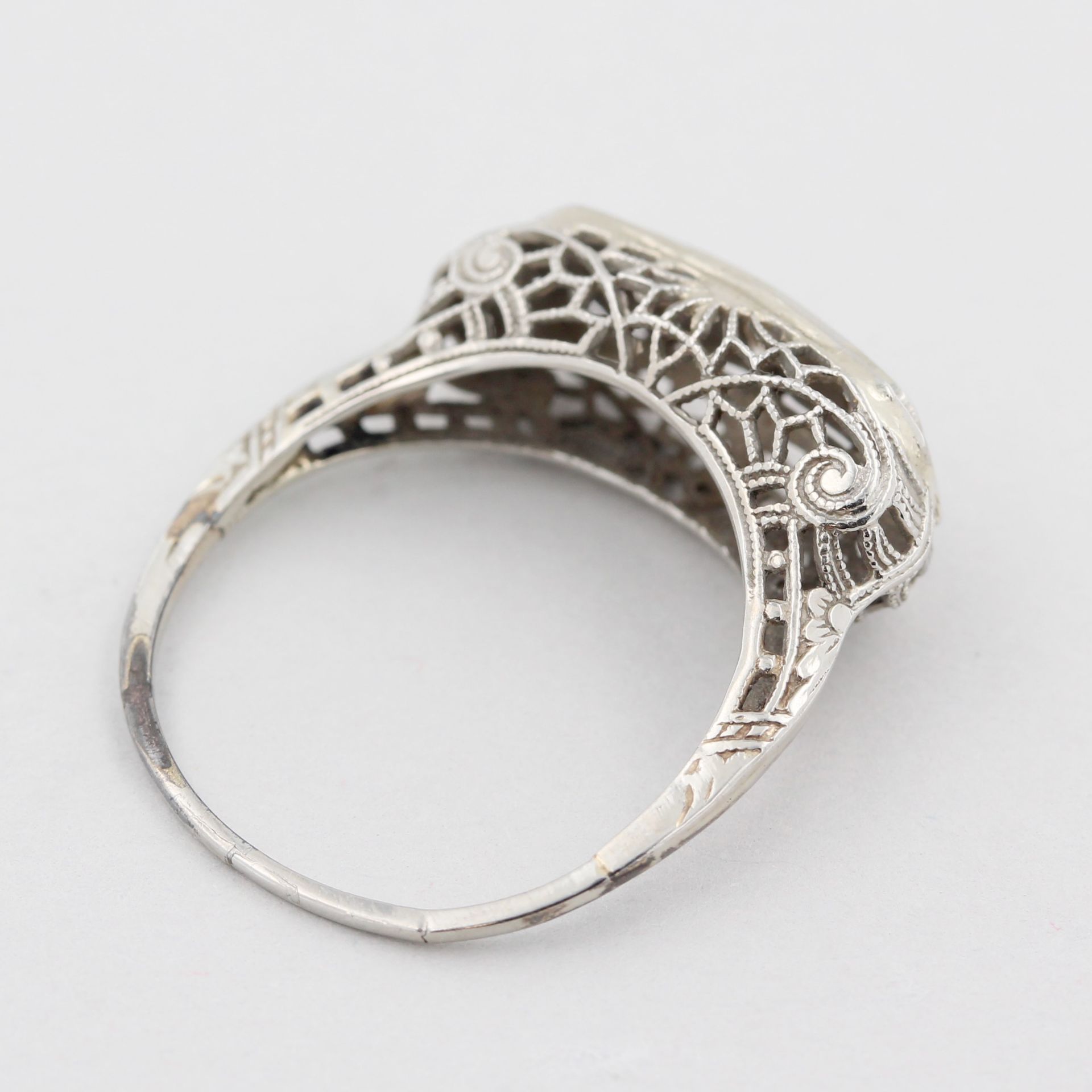 Damenring, 18 kt Weißgold, filigran verziert, mit 3 kleinen Diamanten, ca. 2,6 g, RM 55 - Bild 3 aus 4