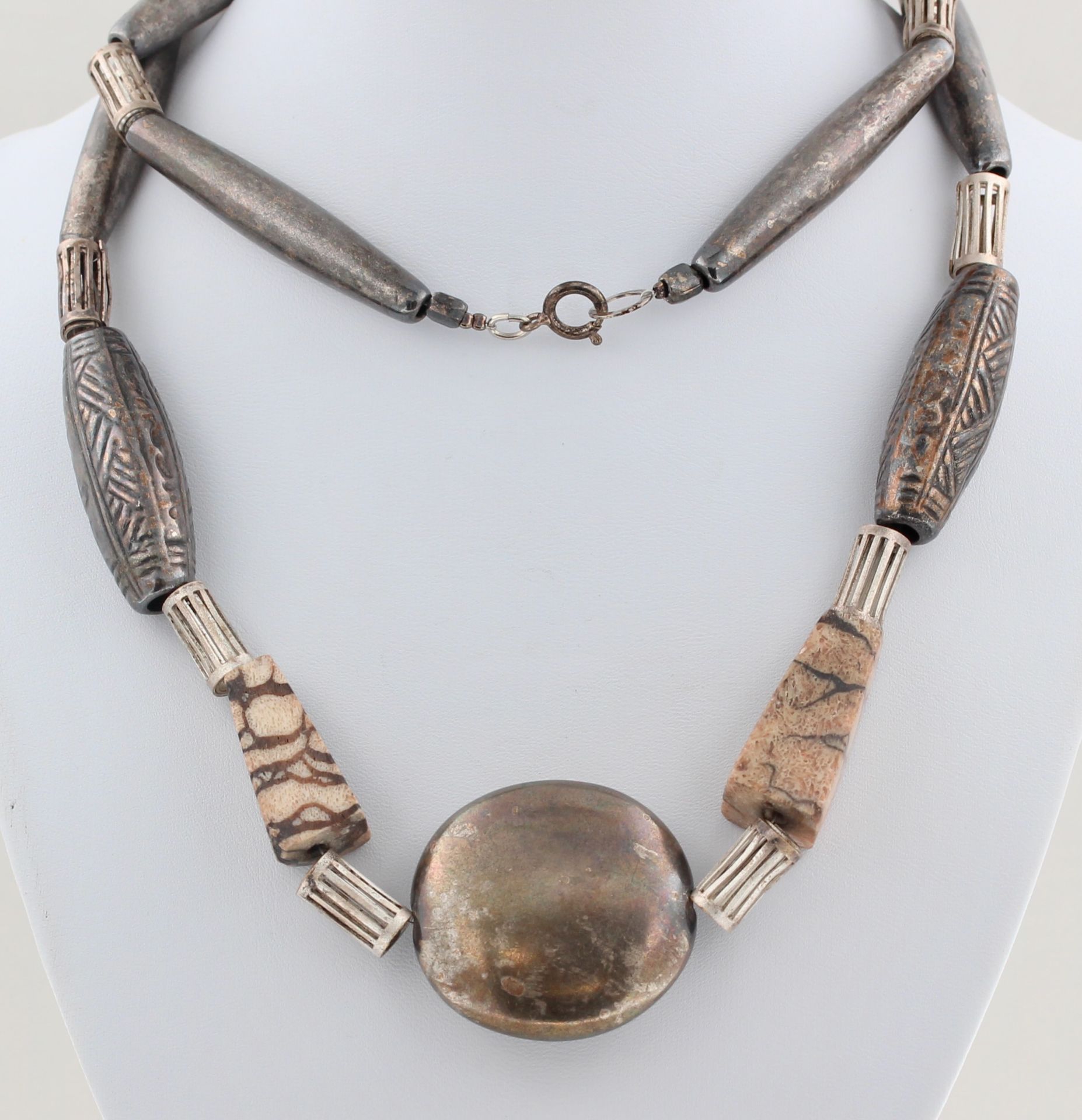 2 Colliers, 1 x Silber Schließe, Bernstein, Palmholz und Metall, L. 62 cm, 1 x Silber, Metall und - Bild 3 aus 3