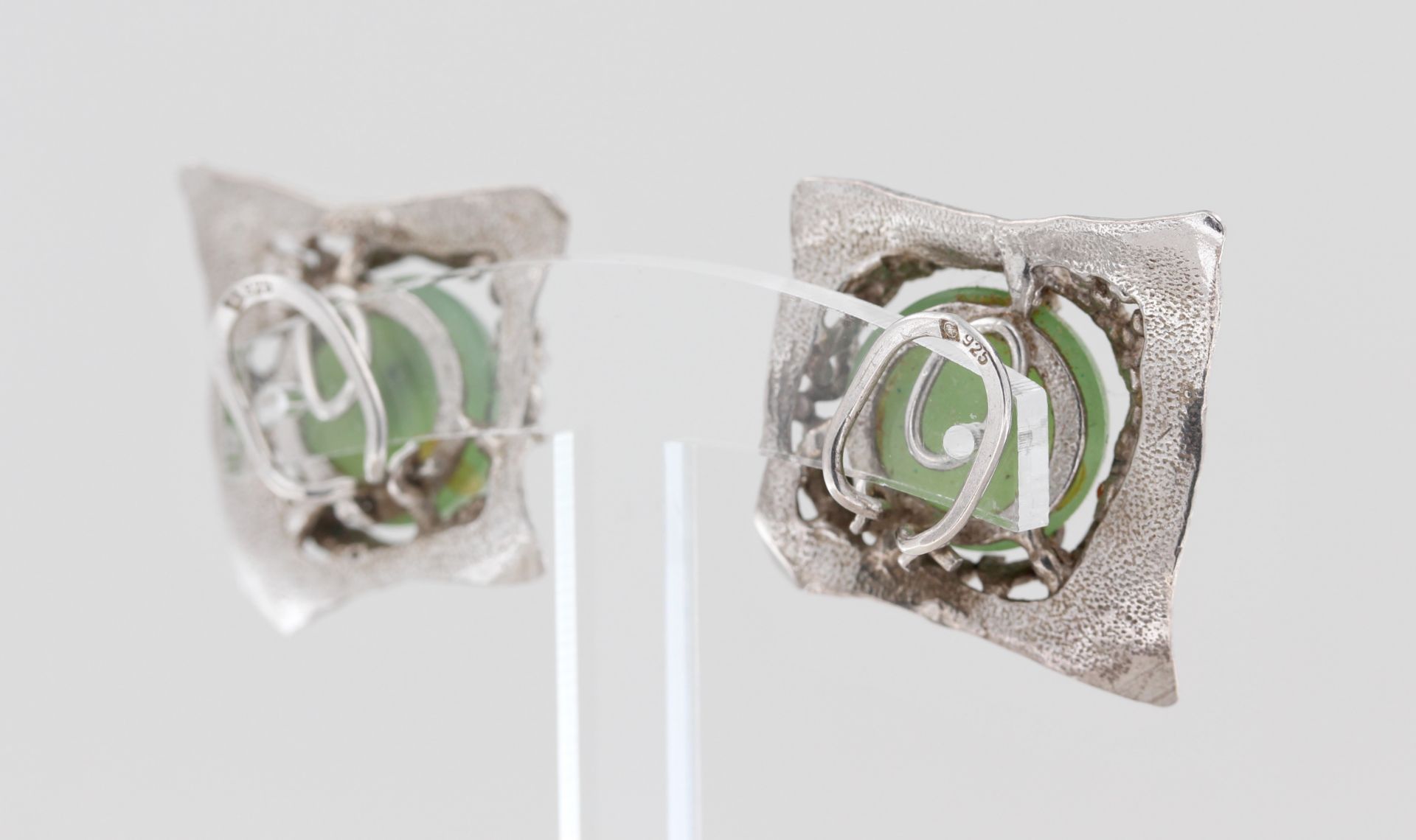 Paar Ohrclips Silber, 925 Silber, mit grüner, wohl Jade, punziert, ca. 16,3 g, L. 3,5 cm - Bild 2 aus 3