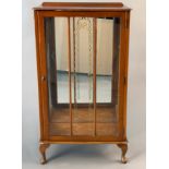 kleine Vitrine, um 1930, verspiegelte Rückwand, zu drei Seiten verglast, H. 106 cm, B. 60 cm, T. ca.
