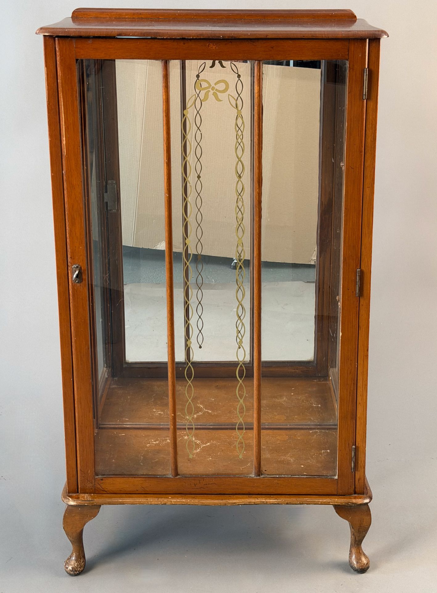 kleine Vitrine, um 1930, verspiegelte Rückwand, zu drei Seiten verglast, H. 106 cm, B. 60 cm, T. ca.