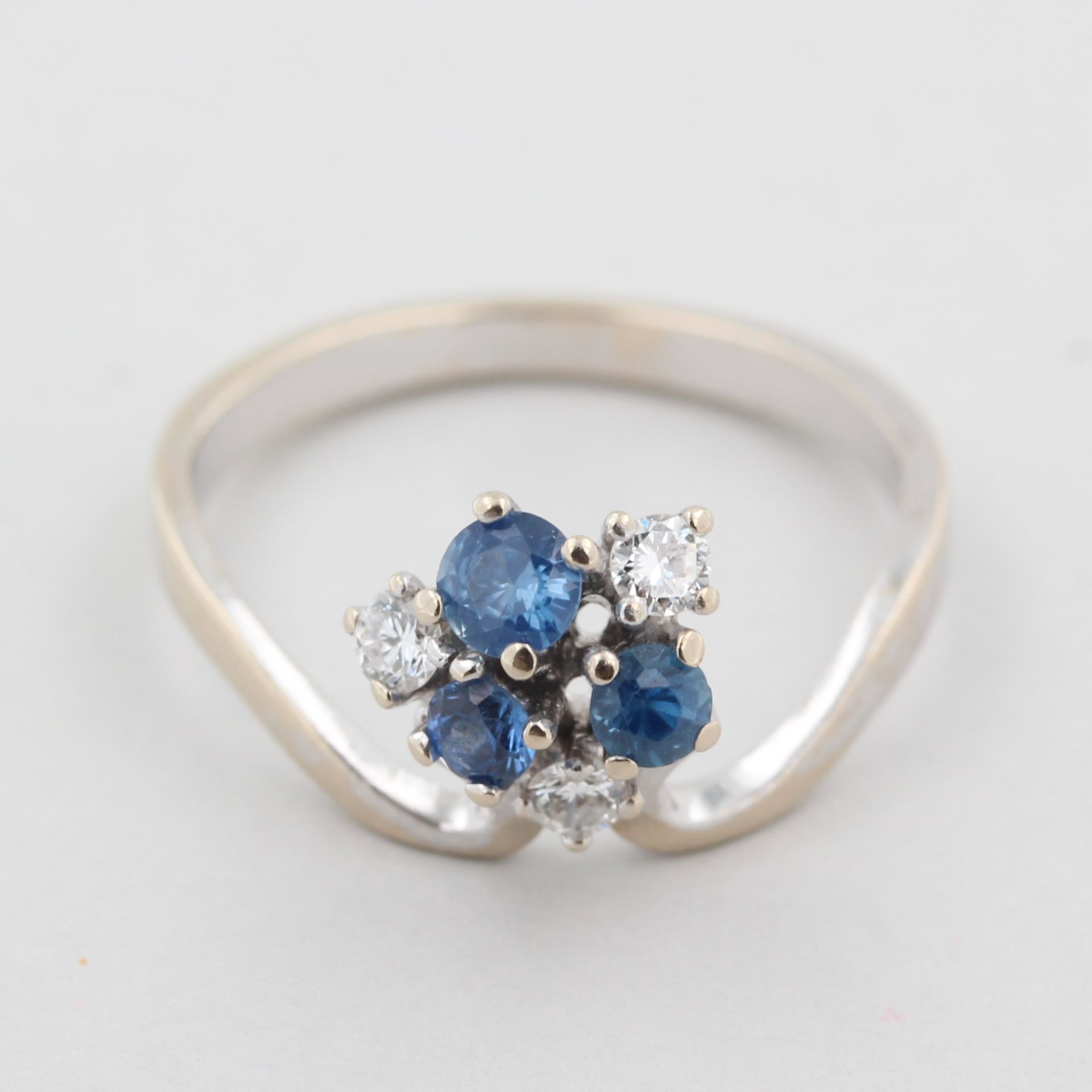 Damenring, 14 kt Weißgold, mit kleinen Diamanten und Saphiren, punziert, ca. 3,2 g, RM 56 - Bild 2 aus 3