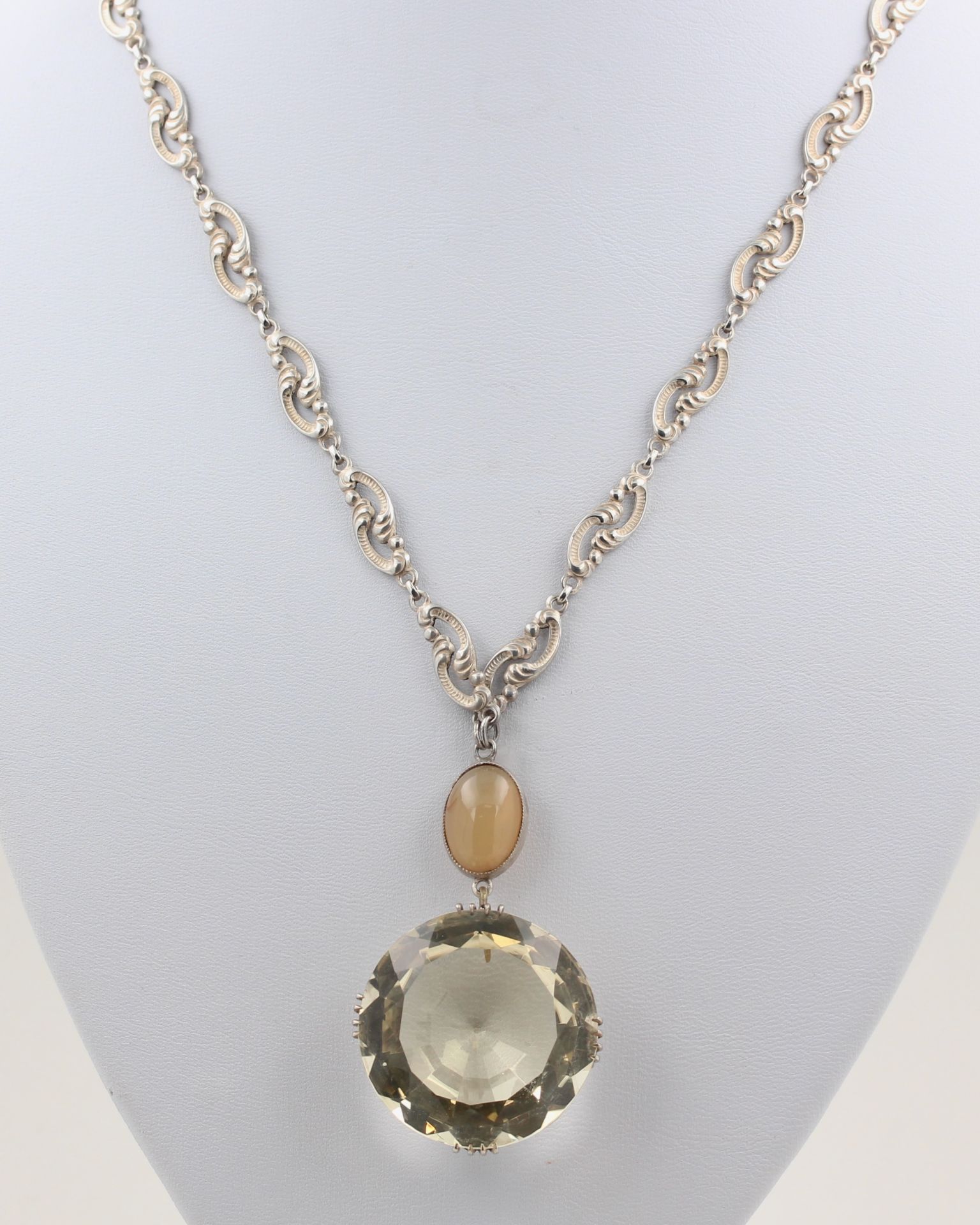 Collier Silber, 835 Silber, floral verziert, mit 1 wohl Achat, ca. 15,1 g, L. 44,5 cm, dazu Anhänger