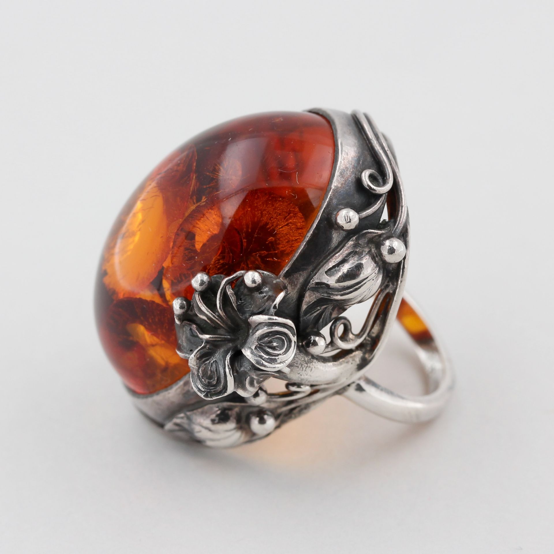 Damenring, Silber, floral verzierte Ringschiene, mit Bernstein, ca. 14,9 g, RM 53 - Bild 2 aus 3