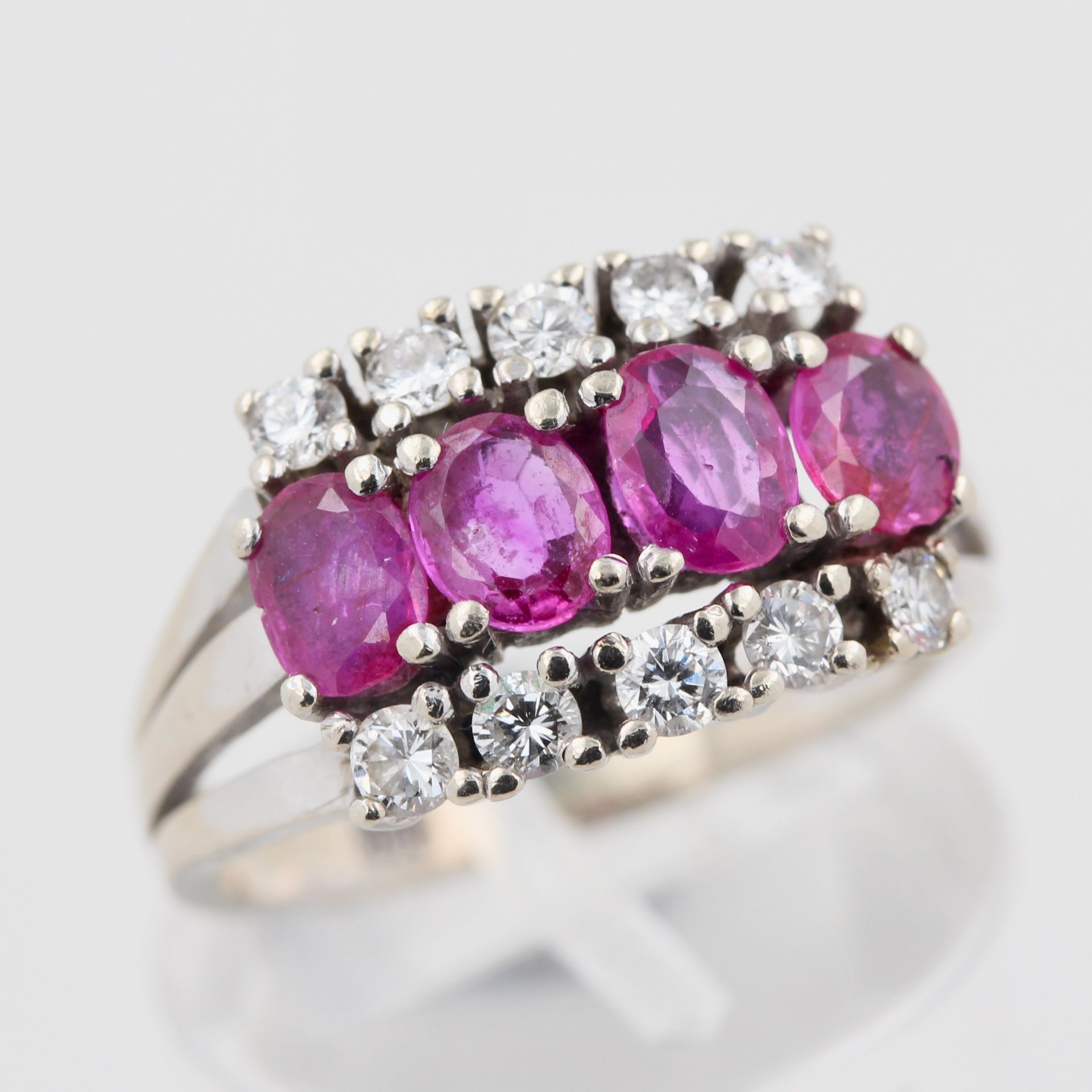 Damenring, 14 kt Weißgold, mit kleinen Brillanten und wohl Rubinen (Rubine mit kleinen