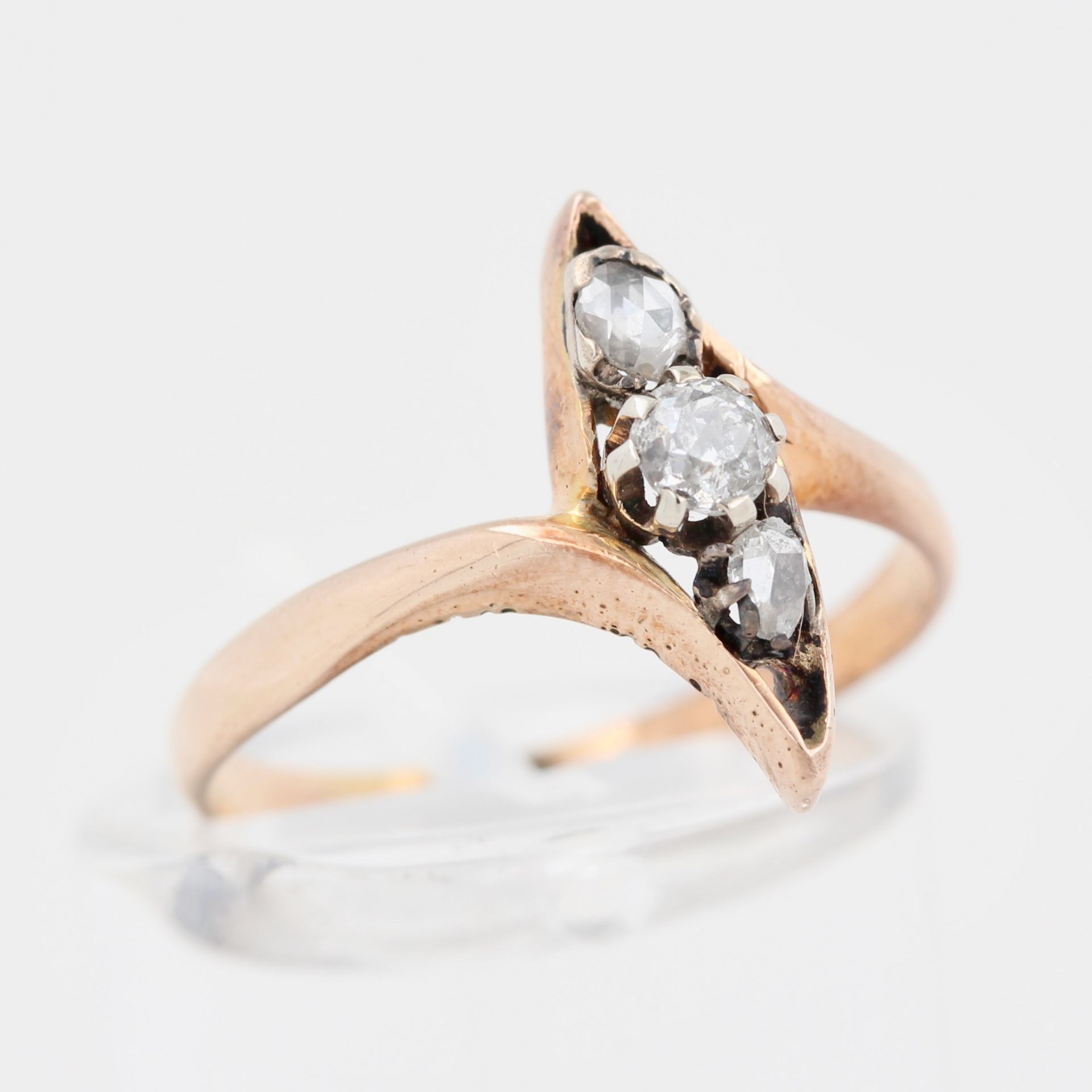 Damenring um 1900, 14 kt Rotgold, besetzt mit 3 Diamanten, zusammen ca. 0,25 ct, ca. 2,2 g, RM 54